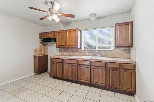 322 W AVIATION BLVD, Universal City, TX 78148