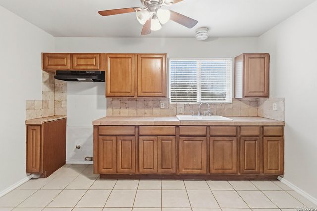 322 W AVIATION BLVD, Universal City, TX 78148