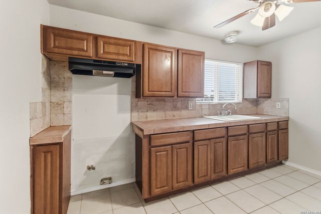 322 W AVIATION BLVD, Universal City, TX 78148