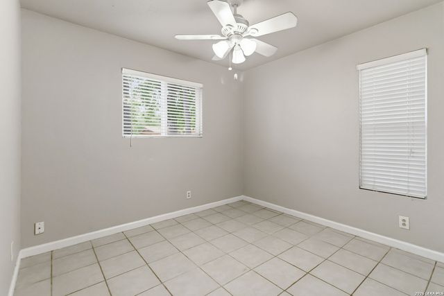 322 W AVIATION BLVD, Universal City, TX 78148
