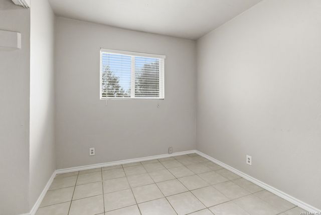 322 W AVIATION BLVD, Universal City, TX 78148