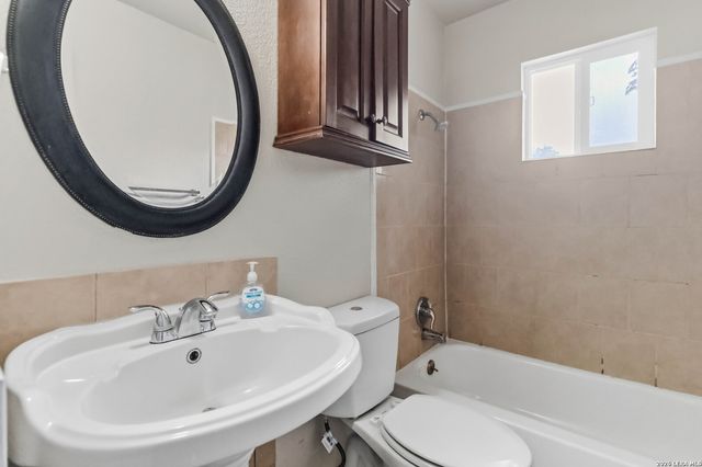 322 W AVIATION BLVD, Universal City, TX 78148