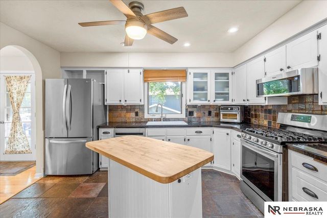 10459 W Street, Omaha, NE 68127