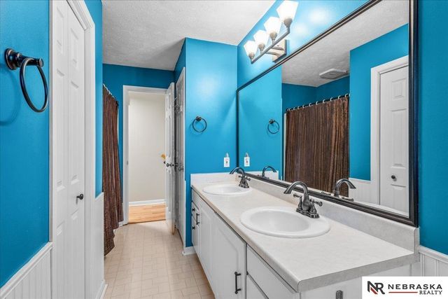 10459 W Street, Omaha, NE 68127