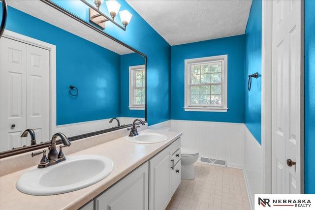 10459 W Street, Omaha, NE 68127