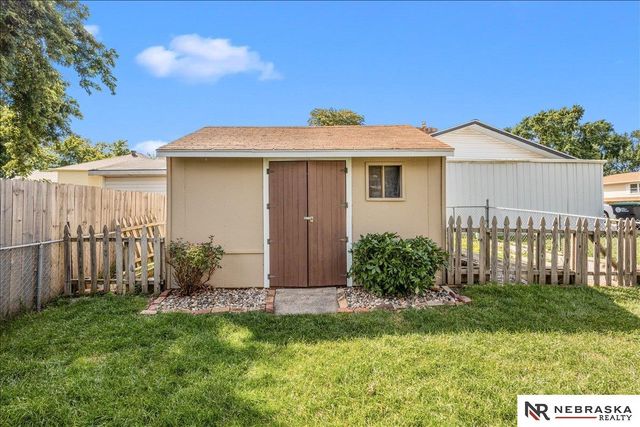 10459 W Street, Omaha, NE 68127