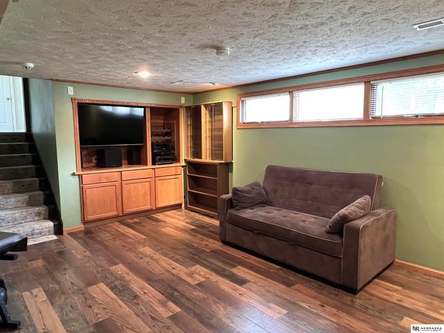 10459 W Street, Omaha, NE 68127