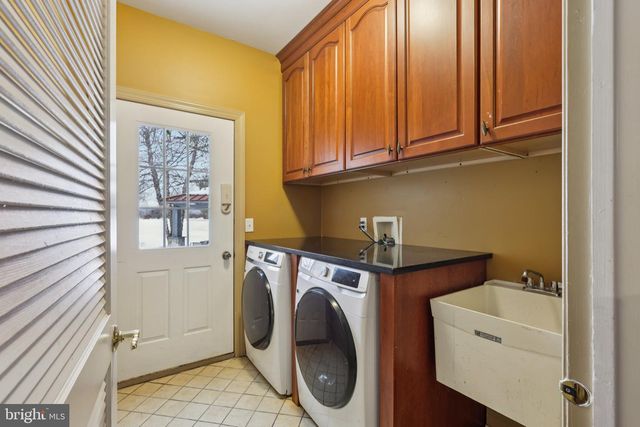 22 HALLETT DR, Pennington, NJ 08534