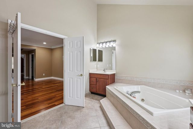 22 HALLETT DR, Pennington, NJ 08534