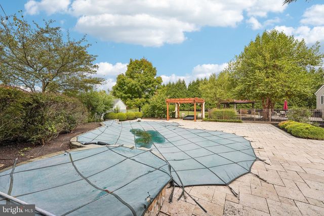 22 HALLETT DR, Pennington, NJ 08534