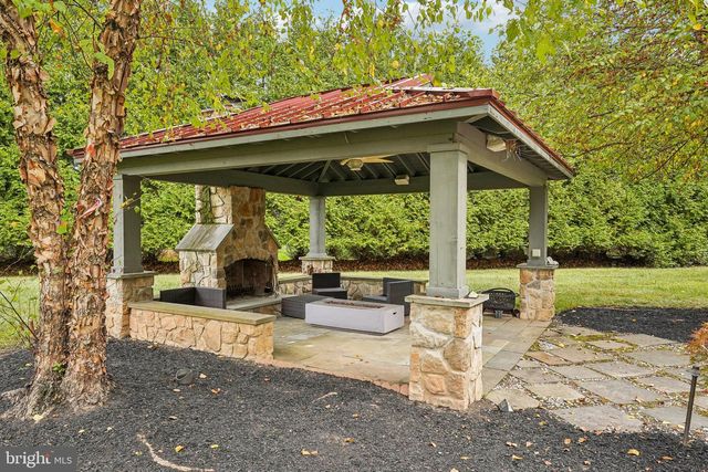 22 HALLETT DR, Pennington, NJ 08534