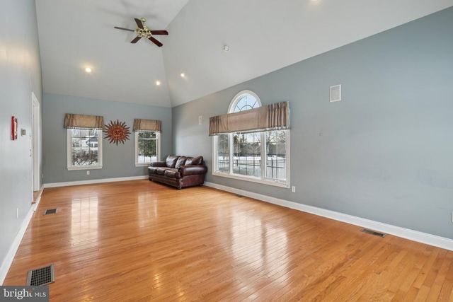 22 HALLETT DR, Pennington, NJ 08534