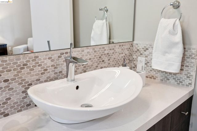 25 Diablo Dr, Oakland, CA 94611