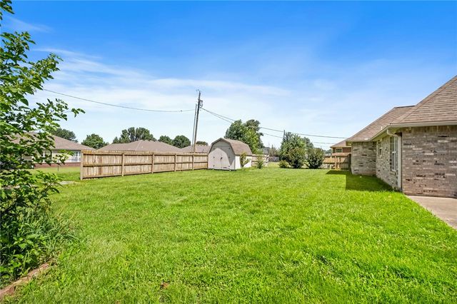 591 Bloomfield Street, Gentry, AR 72734