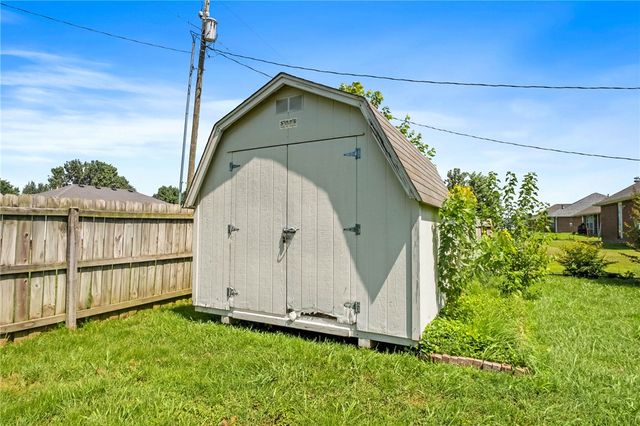 591 Bloomfield Street, Gentry, AR 72734