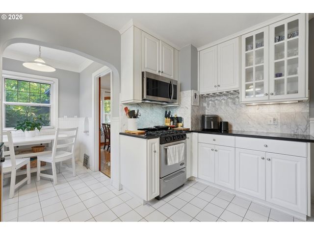7531 Se REED COLLEGE Pl, Portland, OR 97202