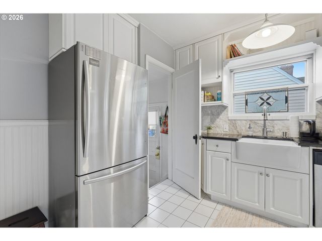 7531 Se REED COLLEGE Pl, Portland, OR 97202