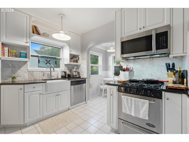 7531 Se REED COLLEGE Pl, Portland, OR 97202