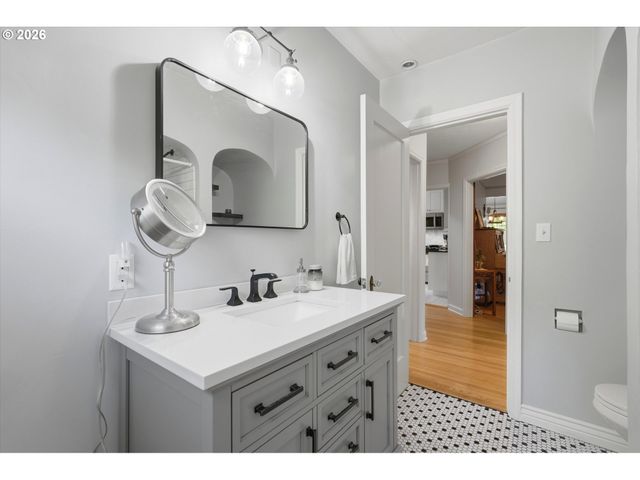 7531 Se REED COLLEGE Pl, Portland, OR 97202
