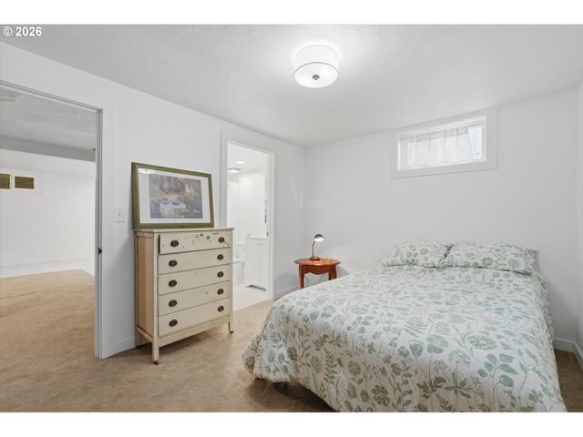 7531 Se REED COLLEGE Pl, Portland, OR 97202
