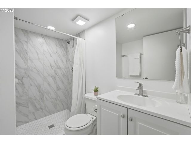 7531 Se REED COLLEGE Pl, Portland, OR 97202