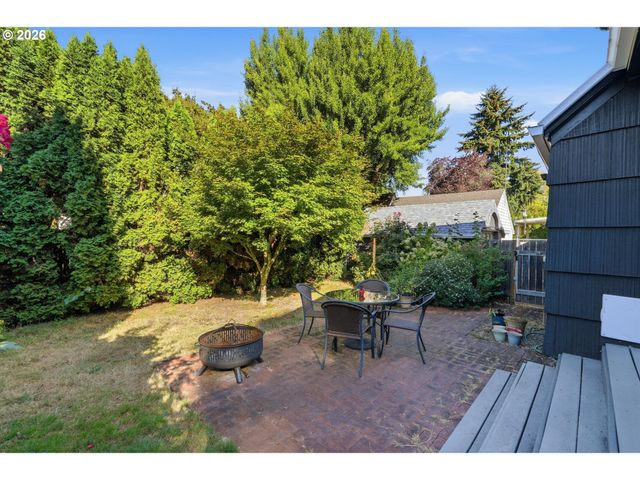 7531 Se REED COLLEGE Pl, Portland, OR 97202