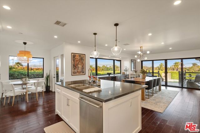 3840 Carmona Avenue, Los Angeles, CA 90008