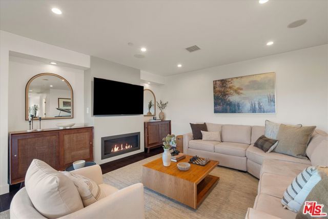 3840 Carmona Avenue, Los Angeles, CA 90008