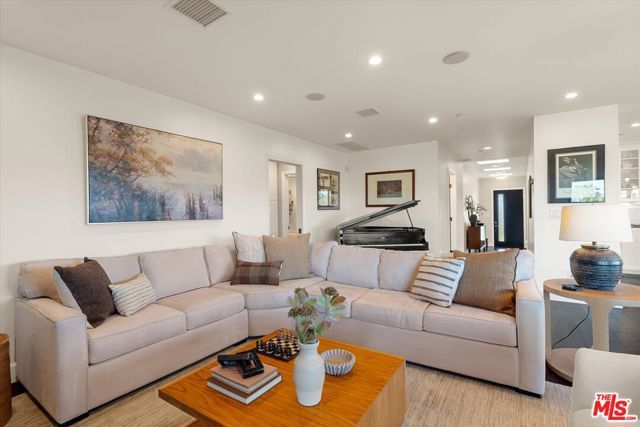 3840 Carmona Avenue, Los Angeles, CA 90008