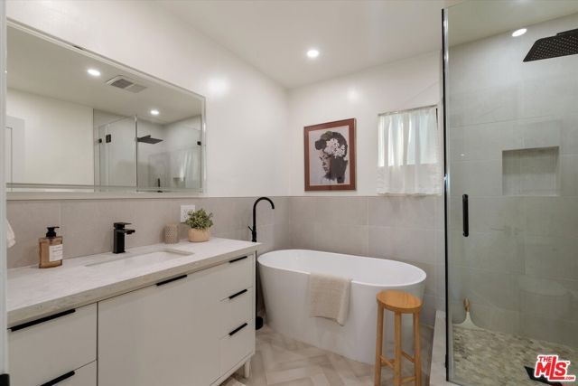 3840 Carmona Avenue, Los Angeles, CA 90008