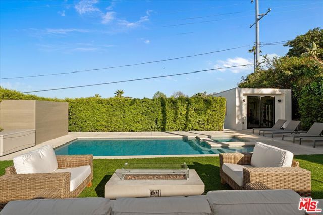 3840 Carmona Avenue, Los Angeles, CA 90008