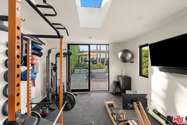 3840 Carmona Avenue, Los Angeles, CA 90008