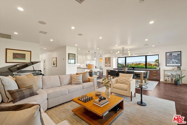 3840 Carmona Avenue, Los Angeles, CA 90008