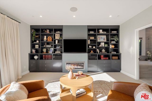 3840 Carmona Avenue, Los Angeles, CA 90008