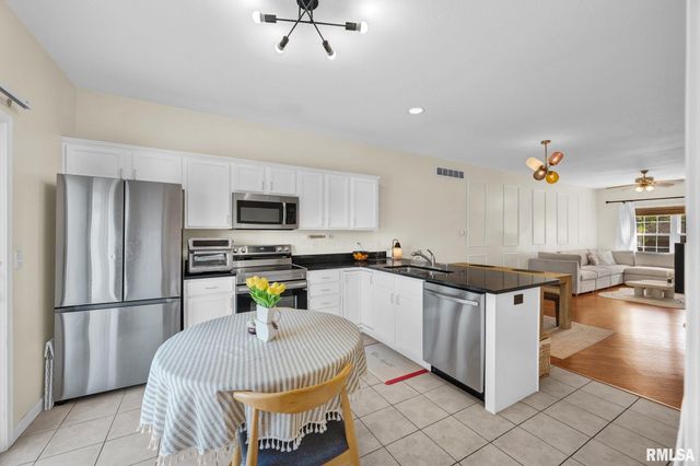 11217 N Oakwood Dr Unit 3, Peoria, IL 61615