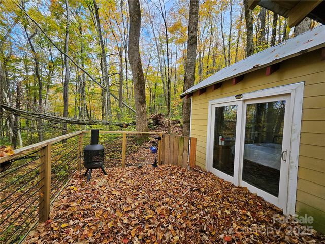 25 Hollow Log Road, Burnsville, NC 28714