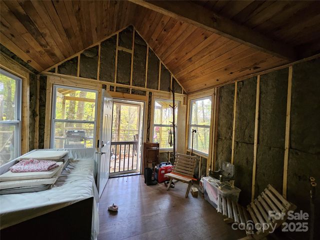 25 Hollow Log Road, Burnsville, NC 28714