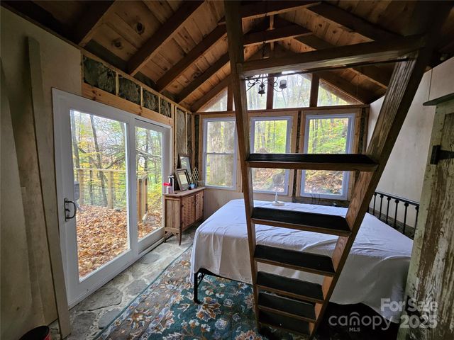 25 Hollow Log Road, Burnsville, NC 28714