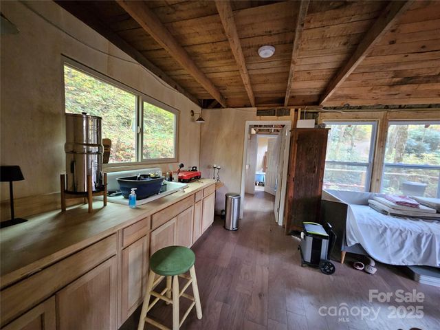 25 Hollow Log Road, Burnsville, NC 28714