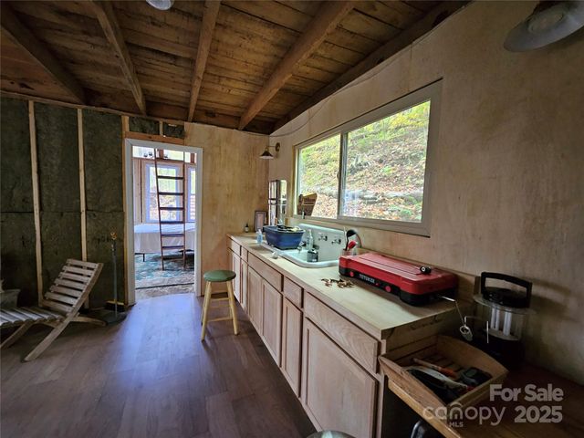 25 Hollow Log Road, Burnsville, NC 28714