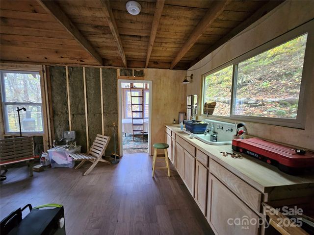 25 Hollow Log Road, Burnsville, NC 28714