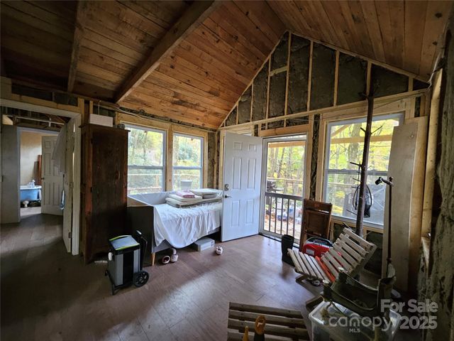 25 Hollow Log Road, Burnsville, NC 28714