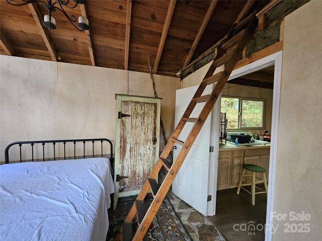 25 Hollow Log Road, Burnsville, NC 28714