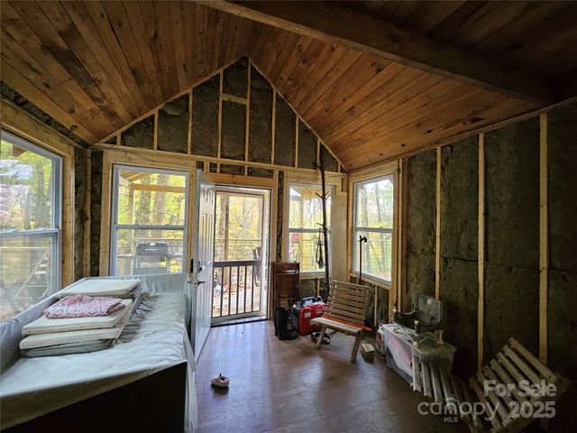 25 Hollow Log Road, Burnsville, NC 28714