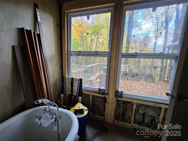 25 Hollow Log Road, Burnsville, NC 28714