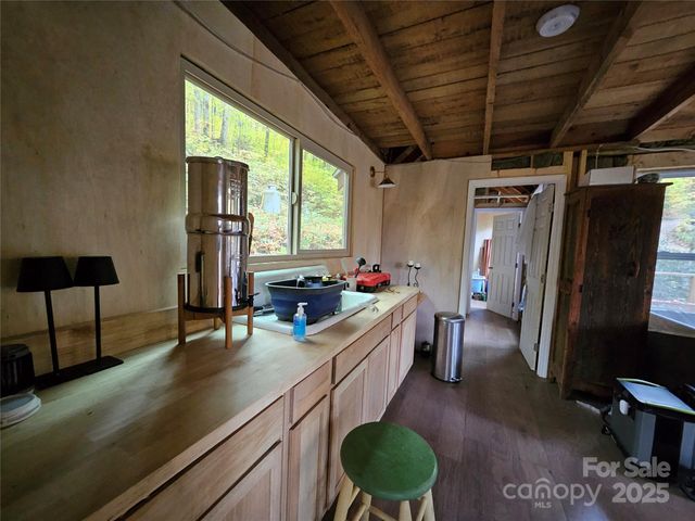 25 Hollow Log Road, Burnsville, NC 28714