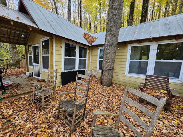 25 Hollow Log Road, Burnsville, NC 28714