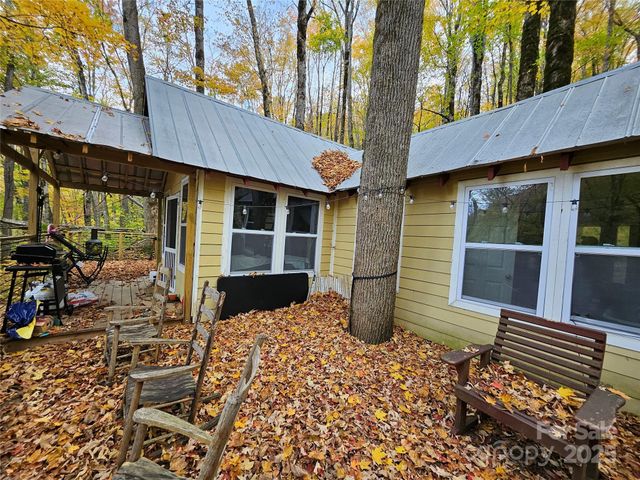 25 Hollow Log Road, Burnsville, NC 28714