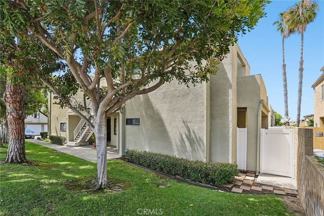 17722 Sergio Circle 102, Huntington Beach, CA 92647