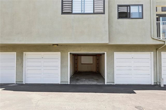 17722 Sergio Circle 102, Huntington Beach, CA 92647